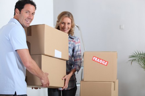 Careful moving service with furniture and boxes in Hatchend